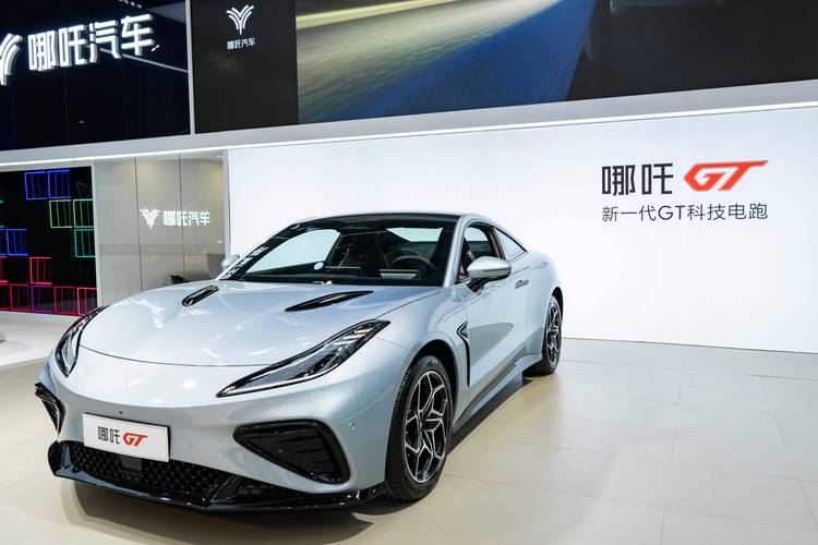 广州24哪吒汽车在智能汽车领域的表现，领途汽车在新能源汽车市场中的影响力